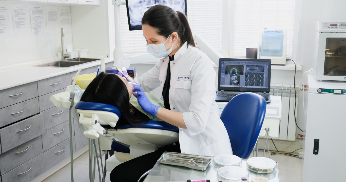 kinh nghiệm niềng răng mắc cài sứ