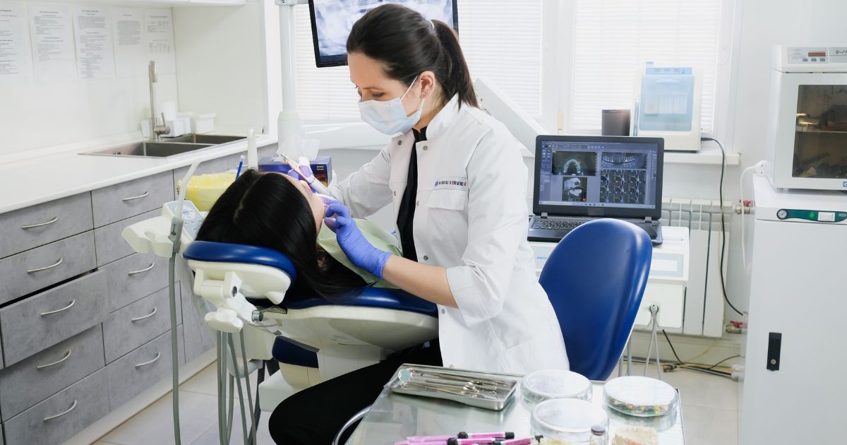 su-khac-biet-giua-cham-soc-khi-nieng-rang-mac-cai-va-nieng-invisalign